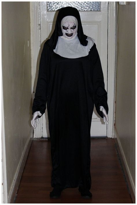 The Conjuring 2 Valak Demon Nun Costume. Get more #costume and #Halloween inspiration on this blog! Over 400 homemade, DIY costume ideas! Scary Nun Costume, Valak Costume, The Nun Costume, Nun Fancy Dress, Scary Nun, Demon Nun, Nun Halloween Costume, Boo Halloween Costume, Conjuring 2