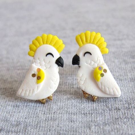 Parrot Jewelry, White Parrot, Polymer Clay Kunst, Parrot Earrings, Clay Bird, Clay Birds, Polymer Clay Animals, Polymer Clay Jewelry Diy, Cute Polymer Clay