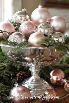 French country Christmas: 13 vintage centerpieces ideas - Brocante Ma Jolie Classic Xmas Decor, Vintage Silver Decor Ideas, Christmas Candelabra Ideas, Vintage Christmas Centerpieces Diy, Christmas Vintage Decor, Xmas Centerpiece Ideas, Pink Christmas Tablescapes, Christmas French Country, Bowl Decor Ideas