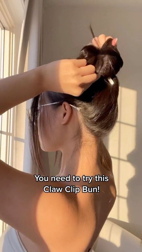 Bun Clip Tutorial, Bun Claw Clip Tutorial, How To Put Barrettes In Hair, Hairbuns Hairstyles Tutorial, Bun And Claw Clip, Updo Hairstyle With Claw Clip, Hairclip Tutorial Long Hair, Hair Clip Dos, Circle Claw Clip Hairstyles