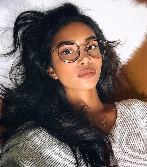 Watching murder cases before bed👻 Mishti Rahman, Cute Glasses Frames, Woman With Glasses, Glasses Inspiration, Character Bank, Glasses Trends, Glasses Makeup, Trendy Glasses, نظارات شمسية