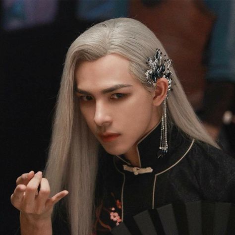 Silver Hair Men, Cyberpunk Tattoo, Long Silver Hair, Hanfu Hairstyles, Editorial Hair, Boys Long Hairstyles, Long Hair Girl, Asian Hair, Long Hair Styles Men