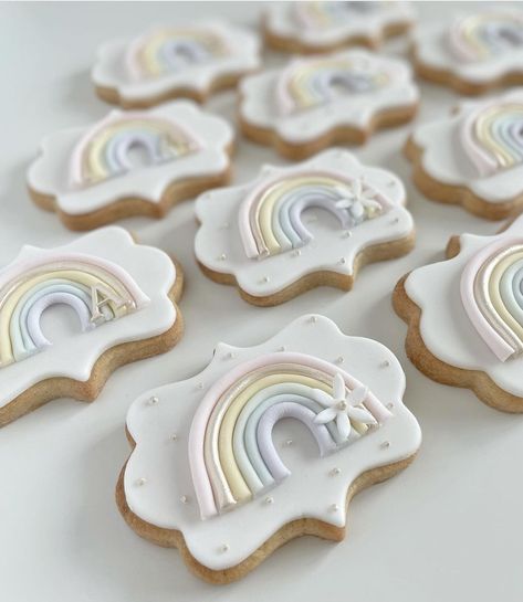 Rainbow Biscuits, Birthday Biscuits, Gold Cookies, First Birthday Cupcakes, Pastry Design, Pastel Baby Shower, Rainbow Cookies, Fondant Cookies, Cookie Favors