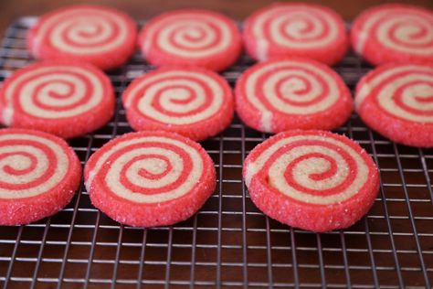 Peppermint Swirl Cookies, Peppermint Candy Cookies, Peppermint Pinwheel Cookies, Peppermint Bark Fudge, Peppermint Slice, Peppermint Cookie Recipe, Pinwheel Cookies, Cooking Mama, Cookie Plate