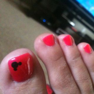 Disney toes Mickey Pedicure, Disney Toes Designs, Disney Toenails, Disney Toe Nail Designs, Disney Pedicure Ideas, Disney Pedicure, Disney Cruise Nails, Nails Disney, Disney Nail Designs