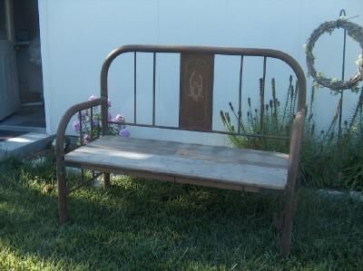 Old metal bed framed, repurposed as a bench Metal Headboards, Diy Benches, Metal Outdoor Bench, Bed Frame Bench, Headboard Benches, Old Bed Frames, Wrought Iron Beds, Iron Beds, Wrought Iron Bed