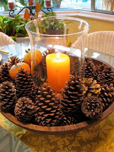 Need a centerpiece that takes less than five minutes to make? Just place pine cones in a large bowl and place a hurricane vase holding a candle in the middle. Simple Thanksgiving Table, Tafel Decor, Cones Crafts, Fall Deco, Thanksgiving Centerpieces, Thanksgiving Table Decorations, Diy Centerpieces, Fall Centerpiece, Fall Table