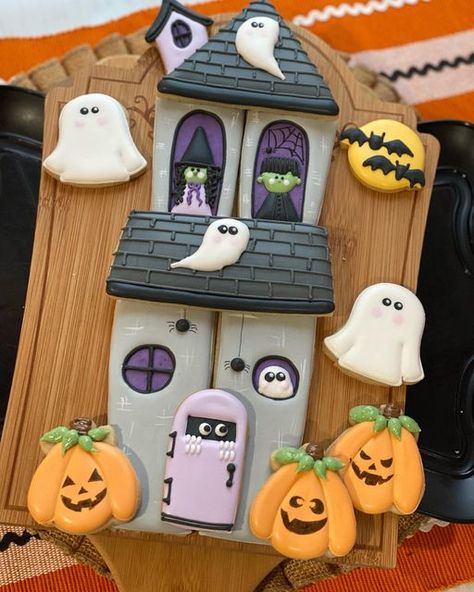 Room for Dessert on Instagram: "Sneak Peek #2 of cute cookies that will part of the Halloween sale……… this is a fun set with 14 cookies - perfect for a party (of 1….. or with your friends 😉) 🎃🎃🎃🎃🎃🎃🎃🎃🎃🎃🎃🎃🎃 #halloween #halloweencookies #hauntedhouse #hauntedhousecookies #notsoscaryhalloweenparty #notsoscaryhalloween #cookie #cookies #cookiedecorating #decoratedcookies #decoratedsugarcookies #sugarcookies #sugarcookiedecorating #royalicingcookies #royalicing #montereycookielady #roomf Haunted House Sugar Cookies, Haunted House Cookies Decorated, House Cookies Decorated, Haunted House Cookies, House Sugar Cookies, Galletas Halloween, Halloween Sugar Cookies Decorated, Halloween Cookies Decorated, Halloween Sugar Cookies