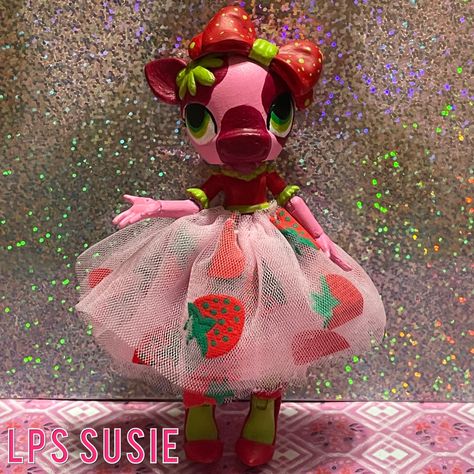 This is a handmade item made by me! Instagram: lps_susie I love how she turne out! Tags: #lps #lpscustom #lpshybrid #strawberrycow #cow #strawberry #handmade Lps Drawings, Doll Customs, Custom Lps, Lps Customs, Strawberry Cow, Lps, Monster High, Made By Me, New World