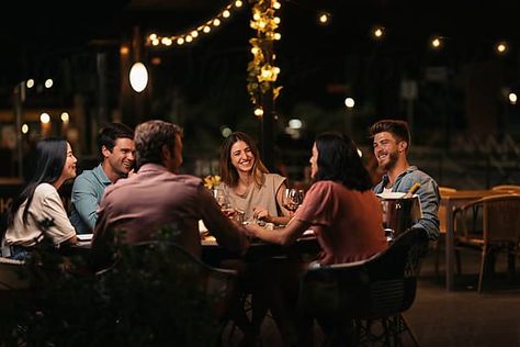 Dinner With Friends Photography, Restaurant Ambience Photography, Restaurant With Friends Aesthetic, Friends In Restaurant, Restaurant Photography People, Family Dinner Photo, Restaurant With People, Friends At Restaurant, People In Restaurant