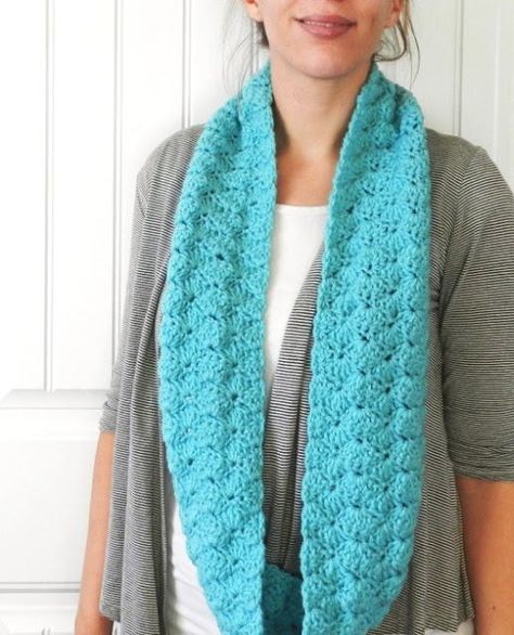 Aqua Shells Infinity Scarf | Bright aqua coloring plus a crochet shell pattern makes this the idea crochet scarf pattern for anyone missing the beach today. Crochet Shell Pattern, Crochet Infinity Scarf Pattern, Scarf Ideas, Infinity Scarf Pattern, Crocheted Scarf, شال كروشيه, Crochet Stitches Free, Bonnet Crochet, Crochet Infinity Scarf