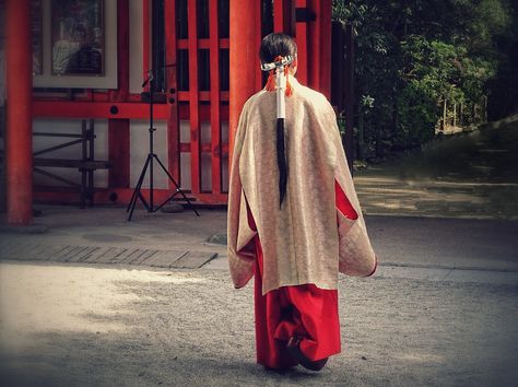 Shimogamo Shrine, Woodland Landscape, The Kimono Gallery, Kimono Gallery, Japanese Shrine, Shrine Maiden, Shinto Shrine, Body Outfit, Japanese Dress