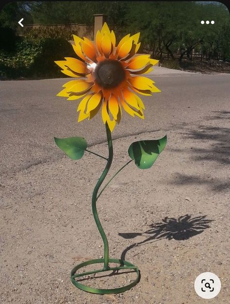 Sheet Metal Crafts, Beer Bottle Cap Crafts, Metal Flowers Garden, Metal Sunflower, Recycle Sculpture, Lawn Art, Welding Art Projects, Sunflower Garden, Metal Yard Art