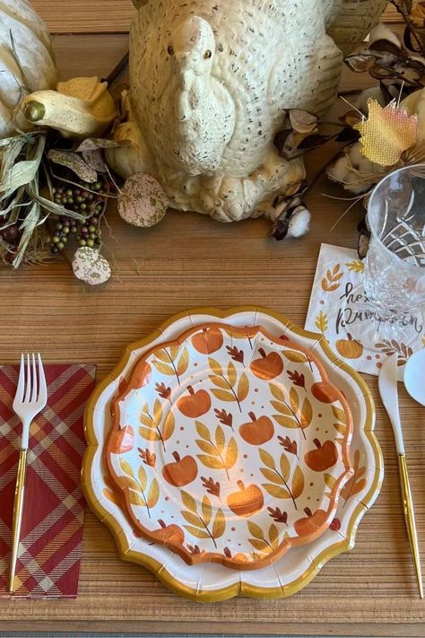 This stunning fall tablescape is SO cute for this season.  It would be perfect for a friendsgiving table setting or family Thanksgiving setting with paper plates.  Get these exact fall table setting pieces & fall table decor here! Friendsgiving Table Setting, Fall Tablescape Ideas, Friendsgiving Table, Thanksgiving Setting, Fall Table Setting, Tablescape Ideas, Fall Table Settings, Fall Tablescapes, Fall Table Decor