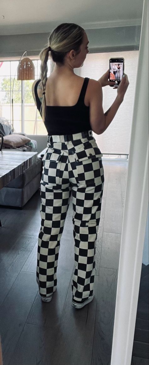 From p&co clothing Chequered Trousers Outfit, Checkerboard Pants Outfit, White And Black Outfits For Women, Checker Pants Outfit, Checkered Jeans Outfit, Checkered Outfit Women, Checkerboard Outfit, Checkered Pants Outfit, Checkered Vans Outfit