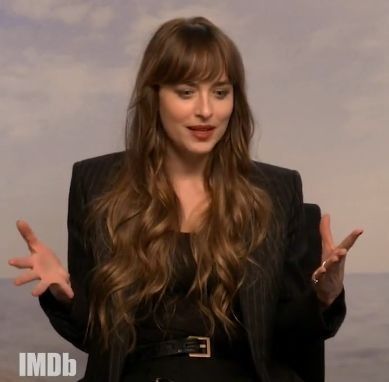 Dakota Johnson Curly Hair, Dakota Johnson Bangs Tutorial, Dokata Johnson, Dakota Johnson Bangs, Madame Web, Bangs Tutorial, Dakota Mayi Johnson, Dakota Johnson Style, Penteado Cabelo Curto