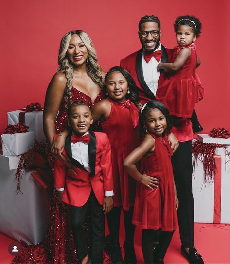 Family Christmas Pictures Black People, Glam Family Photoshoot, Christmas Outfits For Family Pictures, Family Christmas Pictures Outfits, Christmas Photography Family, Family Holiday Pictures, Christmas Pictures Outfits, Christmas Poses, Cute Family Pictures