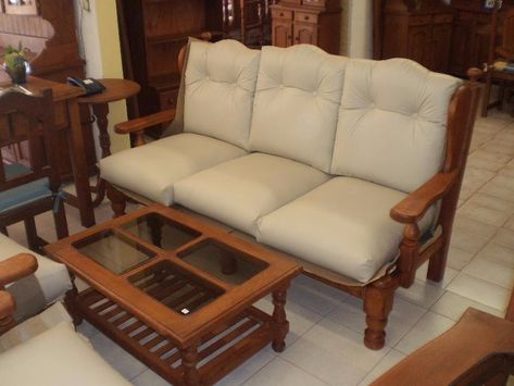 Juego De Living En Algarrobo/ Bodeguita / Mesa Telefono - $ 9.000,00 en Mercado Libre Classic Sofa Sets, Sofa Makeover, Sofa Design Wood, Corner Furniture, Wooden Sofa Set Designs, Teak Wood Furniture, House Roof Design, Wooden Sofa Designs, Wooden Sofa Set