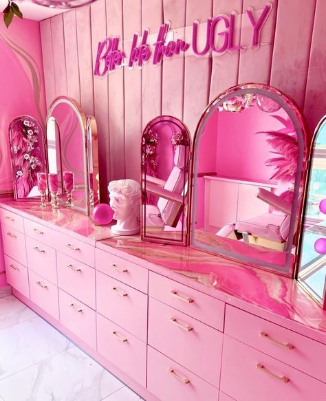 Pink Makeup Studio, Closet Makeup Room, Barbie Hotel, Unique Hair Salon, Decor Spa, Barbie Houses, Funky Room, Salon Stations, Nail Salon Decor