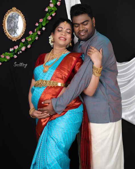 Srimantham Photoshoot, Seemantham Saree Ideas, Saree Couple, Photoshoot In Saree, Indian Maternity Photos, Traditional Shoot, Shower Couple, Pregnant Pictures, Haldi Photoshoot