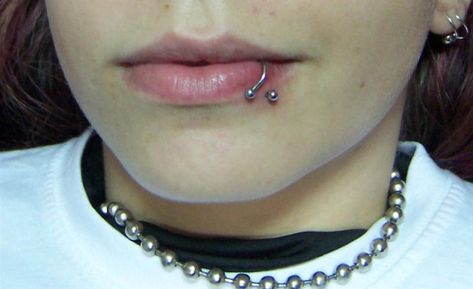 Grunge Lip Piercing, Emo Piercings, Wrist Piercing, Mouth Piercings, Piercing Inspo, Face Piercings, Cool Piercings, Labret Piercing, Cute Piercings