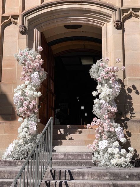 Wedding Ideas Ceremony, Wedding Decorations Outdoor, Wedding Decorations Floral, Wedding Decor Flowers, Wedding Gate, Gypsophila Wedding, Wedding Church Decor, Church Door, Pink And White Weddings