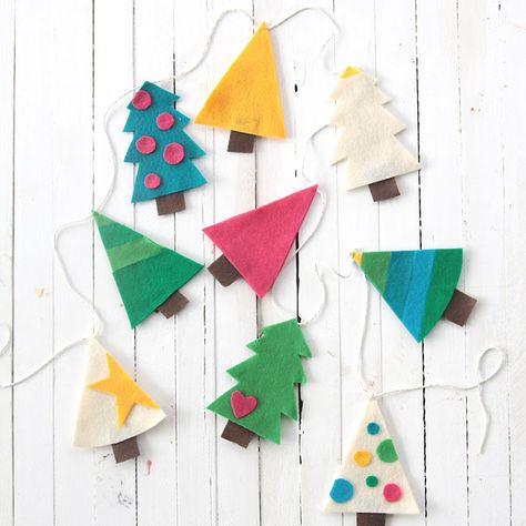 59 DIY Colorful Christmas Decorations to Brighten Your Home | Pretty Sweet Printables Small Christmas Trees Decorated, Diy Felt Christmas Tree, Diy Christmas Garland, Easy Arts And Crafts, Holiday Garlands, Christmas Tree Garland, Christmas Tree Crafts, Felt Christmas Tree, Small Christmas Trees