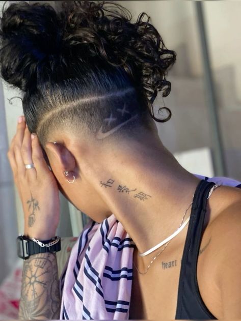 Line Up Haircut Women, Undercut Fade Women, Under Shaved Hair Designs, Shaved Sides Curly Hair, Undercut Taper Fade, Trendy Boy Haircuts, Female Undercut Long Hair, Undercut Ideas, New Hair Cut Style