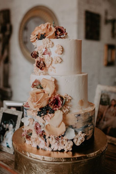 This wedding cake was a sweet finish to Irene and Cem’s romantic day. Photo: @mayiosotaluno Cake Florals, Wedding Pampas, Moody Boho, Honey Farm, Boho Wedding Cake, Wedding Bohemian, Wedding Schedule, Moon Wedding, Pink Wedding Cake