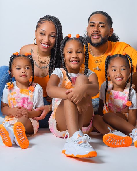 Black Family Of 4 Picture Poses, Family Photo Ideas Black Family, Black Family Photoshoot Picture Ideas, Black Family Photoshoot, Easter Family Pictures, Spring Picture Ideas, Couple Maternity Poses, Nacho Fernandez, Spring Family Pictures