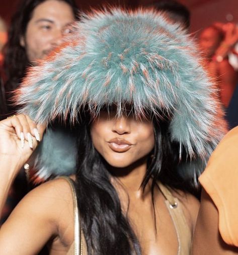 Rihanna Fluffy Hat, Big Fur Hat, Feathers Outfit, Fur Hat Outfit, Black People Weddings, Funky Hats, Event Outfit, Fur Hat, Cute Poses For Pictures