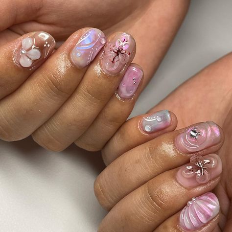 Freestyle set 🌸 Airbrush Nail Designs Short, Short Tropical Nails, Aura Hibiscus Nails, Hibiscus Flower Nails Y2k, Keywestkitten Nails, Y2k Floral Nails, Tropical Nails, Wow Nails, Cute Gel Nails