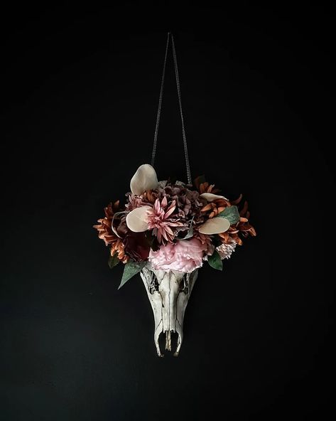 Black wall & hanging deer skull with flower crown Skull With Flower Crown, Austin House, Skull Flowers, Deer Skull, Austin Homes, Interior Bedroom, Deer Skulls, Bedroom Black, Skull Decor