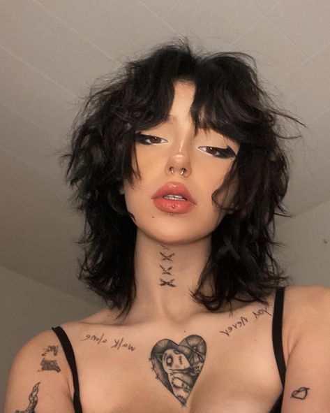 can we do a matching halloween costume ? 🧛🏻‍♀️👻 | Instagram Lesbian Haircut, Short Grunge Hair, Hair Inspiration Short, Hair Stylies, Alternative Hair, Fluffy Hair, Hair Reference, Cut My Hair, Grunge Hair