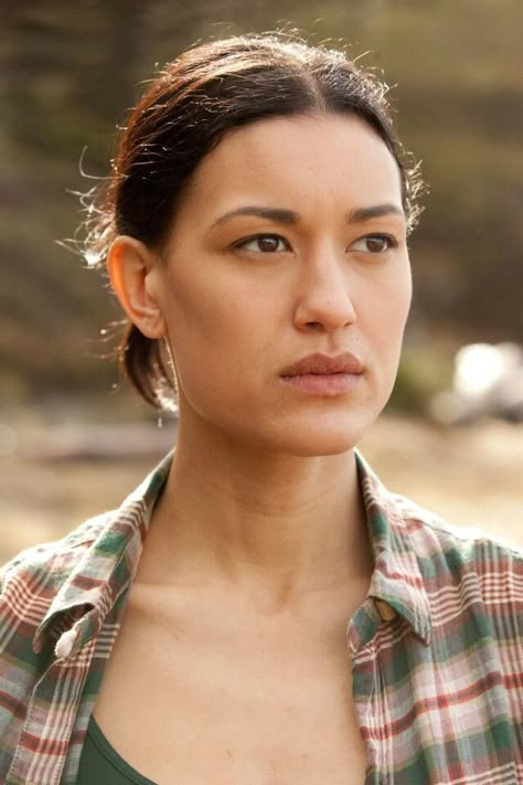 Leah Clearwater | Twilight Saga Wiki | Fandom Leah Clearwater, Mercy Thompson, Twilight Wolf Pack, Twilight Facts, Twilight Jokes, Twilight Wolf, Julia Jones, Twilight Quotes, Twilight Memes