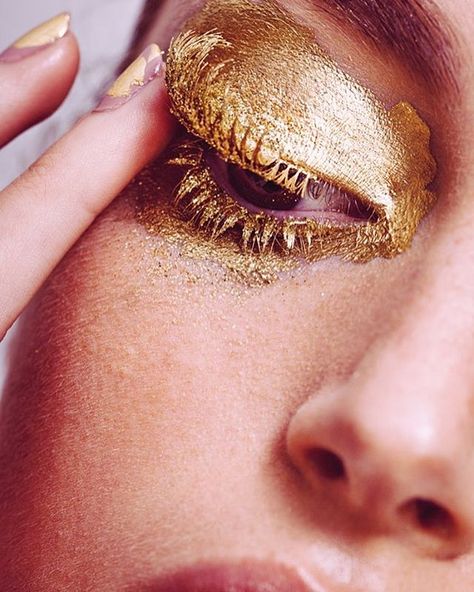 ριntєr�єѕt • @αlαchrуmσsєfαtє Editorial Make-up, Make Up Designs, Make Up Gold, Vegan Mascara, Gold Eye Makeup, Gold Makeup, Gold Aesthetic, Eye Photography, Eye Makeup Art