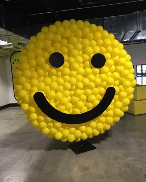 Balloon Sculptures · Party & Event Decor · Balloon Artistry Smiley Face Decorations Ideas, Smiley Face Balloon, Smiley Birthday, Birthday Smiley, Balloon Face, Exhibition Ideas, Fiesta Tropical, Balloon Ideas, Balloon Arrangements