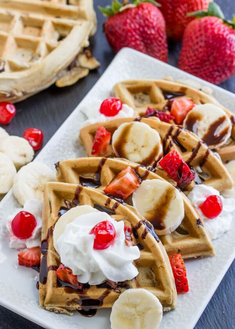 Banana Split Waffles, Waffle Serving Ideas, Waffles Dulces Ideas, Cafe Food Breakfast, Waffles Decorados, Waffles Ideas, Waffle Dessert, Coffee Filling, Waffle Ideas