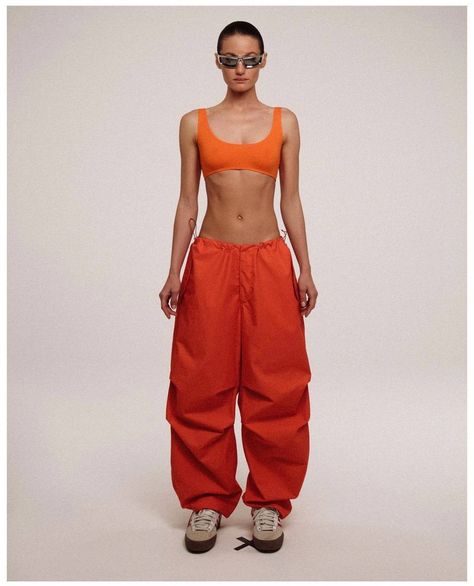 Running Pants Outfit, Baggy Pants Outfit, Eclectic Wardrobe, Cargo Outfit, Orange Outfit, Swag Girl Style, Pant Trends, Aesthetic Fits, Street Style Summer