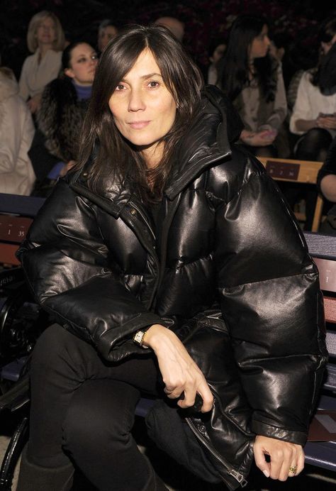 Emmanuelle Alt Alt Outfit Winter, Emanuel Alt, Emmanuelle Alt Style, French Capsule Wardrobe, Chic Clothing Style, Lifestyle Influencer, Emmanuelle Alt, French Vogue, Parisian Chic Style