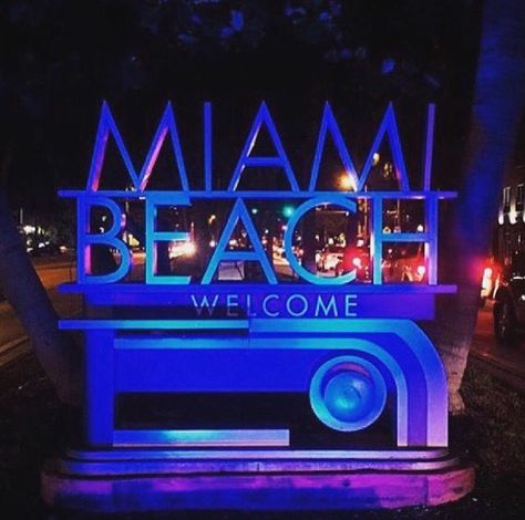 Welcome sign Miami Beach #miami #miamibeach #southbeach Miami Sign, Plane Landing, Miami Beach Condo, Miami Sunset, South Beach Florida, Florida Pictures, Miami Art Deco, Miami Night, Adventure Lifestyle