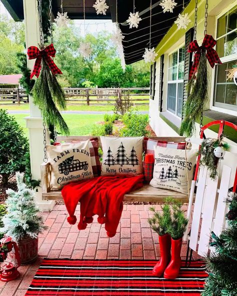 Easy Outdoor Christmas Decorations, Natal Country, Sunday Friends, Farmhouse Porch, Christmas Front Porch, Christmas Porch Decor, Porch Christmas, Christmas Décor, Home Inspo