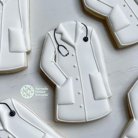 Priscilla and Angela (@sarmiesistersweets) posted on Instagram • Mar 30, 2021 at 10:53am UTC Dentist Cookies, Doctor Coat, White Coat Ceremony, Boss' Day, Medical Dental, Cookie Inspiration, Cookies Decorated, Icing Cookies, Grad Party