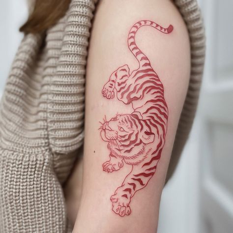 Tiger Simple Tiger Tattoo, Red Tiger Tattoo, Feminine Tiger Tattoo, Tiger Arm Tattoo, Red Ink Tattoo Ideas, Zebra Tattoo, Ink Tattoo Ideas, Traditional Tiger Tattoo, Zebra Tattoos