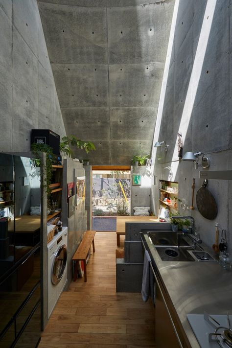 Takeshi Hosaka designs tiny house in Tokyo with funnel-like roofs Japanese Tiny House, Takeshi Hosaka, Tiny House Japan, Japanese Small House, Houses In Japan, Japan House, Concrete Interiors, Deco Studio, Casas The Sims 4