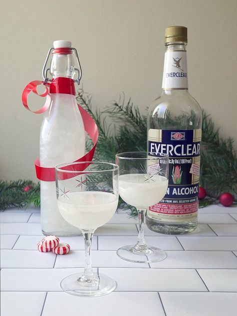 Make It: Shimmery Peppermint Liqueur with Everclear // stirandstrain.com #madewitheverclear Homemade Liqueur, Peppermint Cocktail, Homemade Liqueur Recipes, Peppermint Schnapps, Diy Alcohol, Homemade Liquor, Liquor Recipes, Peppermint White, Holiday Diy Projects