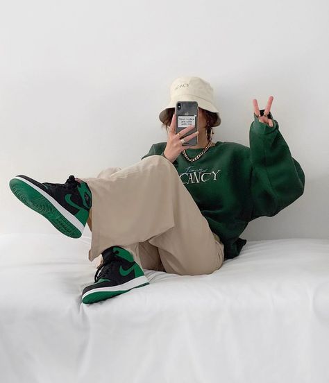 Pine Green Jordan 1 Outfit Women, Jordan 1 Pine Green Outfit, Pine Green Jordan 1 Outfit, Pine Green Outfit, Jordan 1 Pine Green, Air Jordan Outfit, Styling Jordans, Jordan 1 Outfit Women, Green Jordans