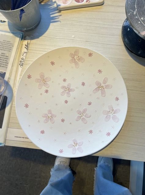 Pottery Painting Inspo Flowers, Pottery Painting Ideas Aesthetic Easy, Pink Pottery Painting Ideas, Pottery Flowers Ideas, Pink Pottery Painting, Coquette Pottery Painting, Pottery Painting Inspo Bowl, Pottery Painting Inspo Aesthetic, Pottery Painting Plates