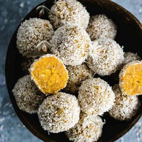 Mango Coconut and Cashew Bliss Balls - Coconut Bowls | Europe Mango Bliss Balls, Recipes Using Dried Mango, Mango Snacks, Bliss Balls Healthy, Raw Balls, Gym Snacks, Protein Sweets, Refreshing Breakfast, Vegetarian Day