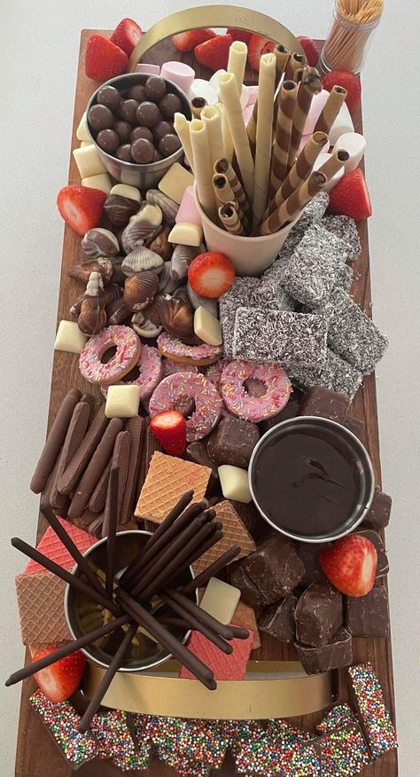 Sweet Sharing Platter, Donut Chacutery Board Ideas, Dessert Boards Ideas, Unique Food Boards For Parties, Birthday Snack Board, Snack Bar Birthday, Sweet Platter Ideas Parties, Brown Foods For Color Party, Biscuit Platter